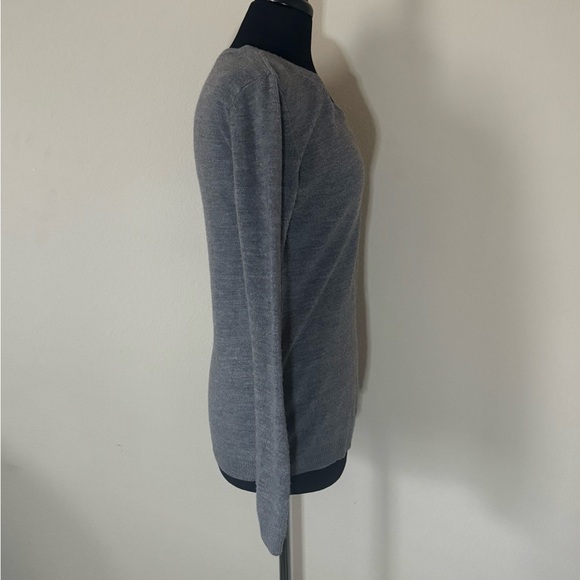 New York & Company Charcoal V-Neck Sweater Medium - Picture 4 of 7